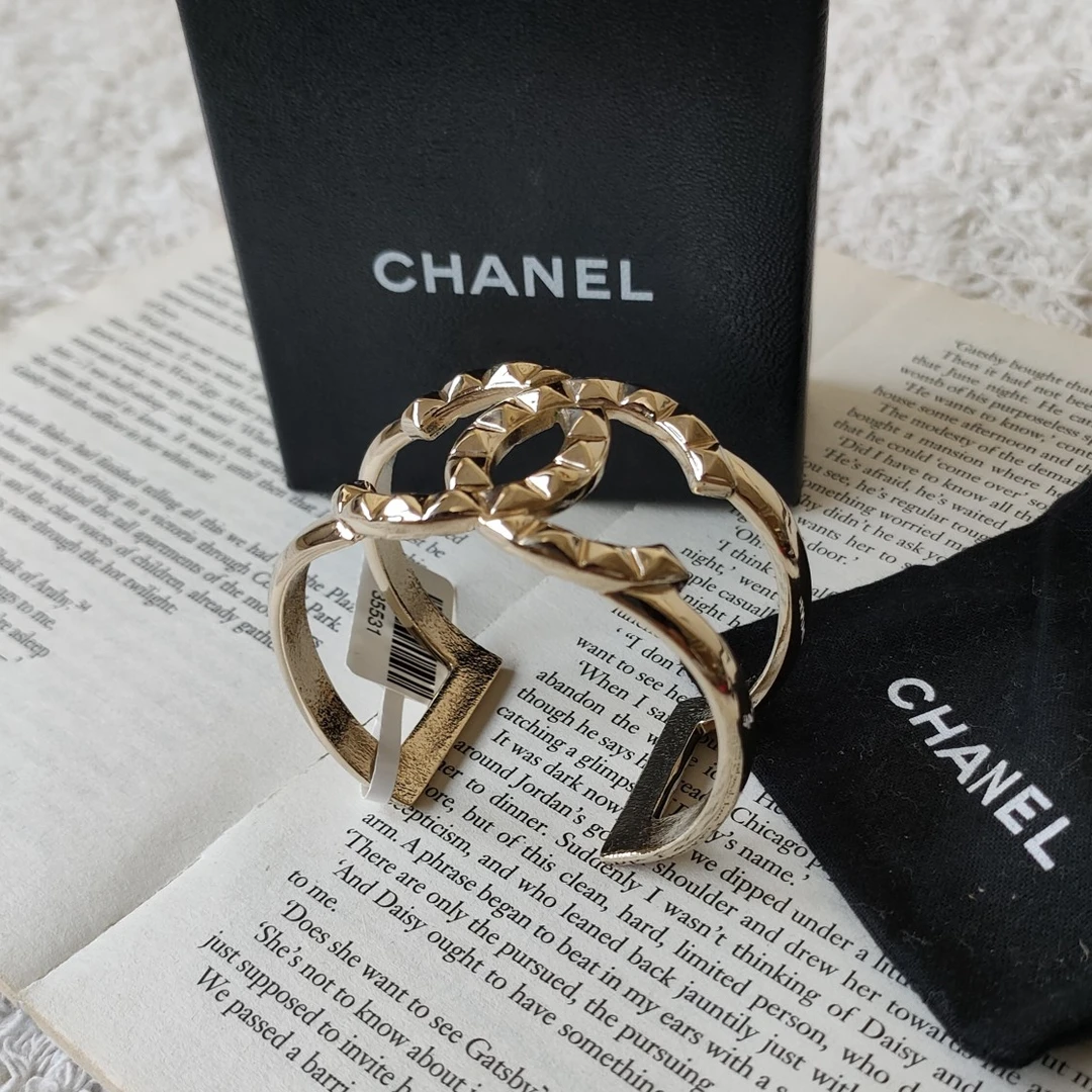 95新 Chanel/香奈儿 Azul-浅金色镂空铆钉双C开口手镯 35531