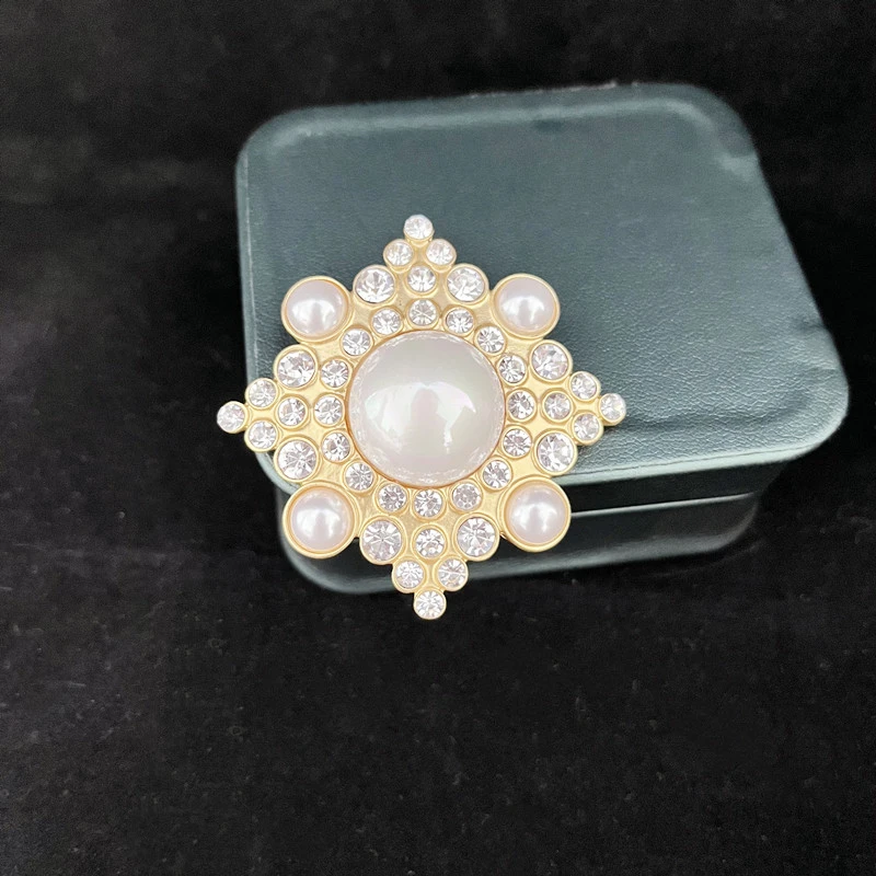 合金合成锆石胸针 白色时尚方形胸针 复古百搭轻奢饰品