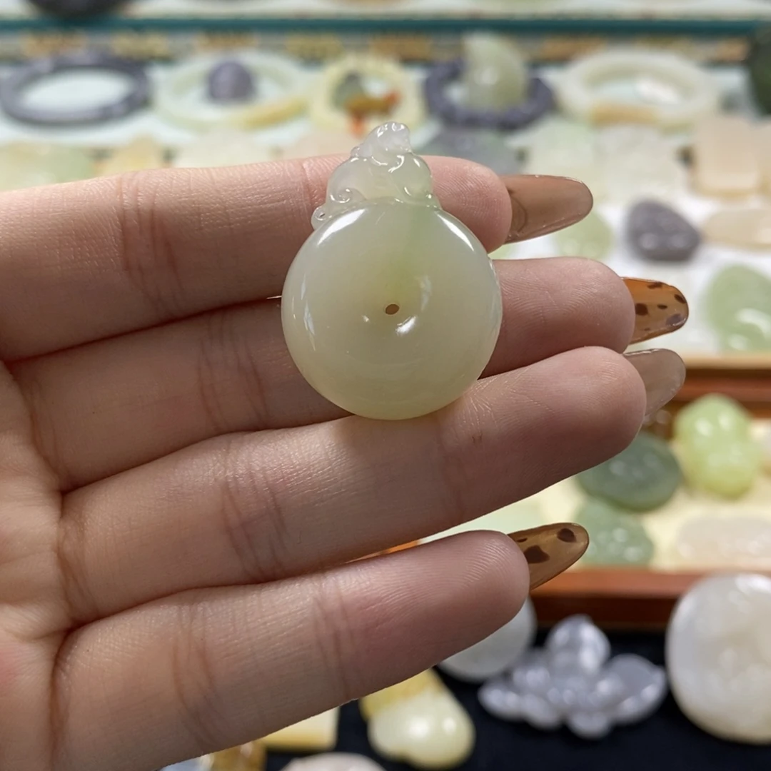 【闪购商品】和田玉青海白底翠貔貅圆扣吊坠未镶嵌