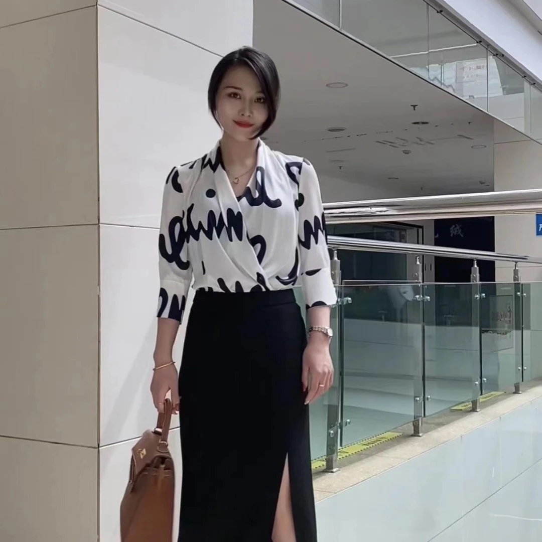 2024春季新款休闲百搭丝滑缎面字母印花薄款开衫上衣女装七分袖