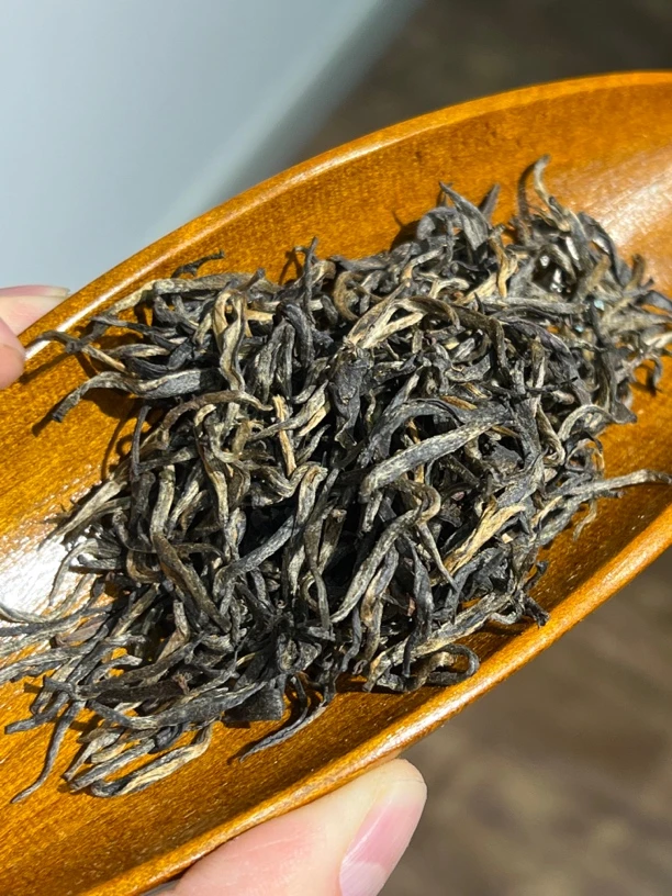 高性价比款武夷山黑芽金骏眉