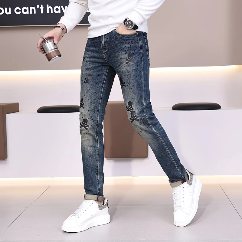 高端男士牛仔秋冬新款牛仔裤男潮烫钻贴图刺绣欧货修身小脚裤蓝色