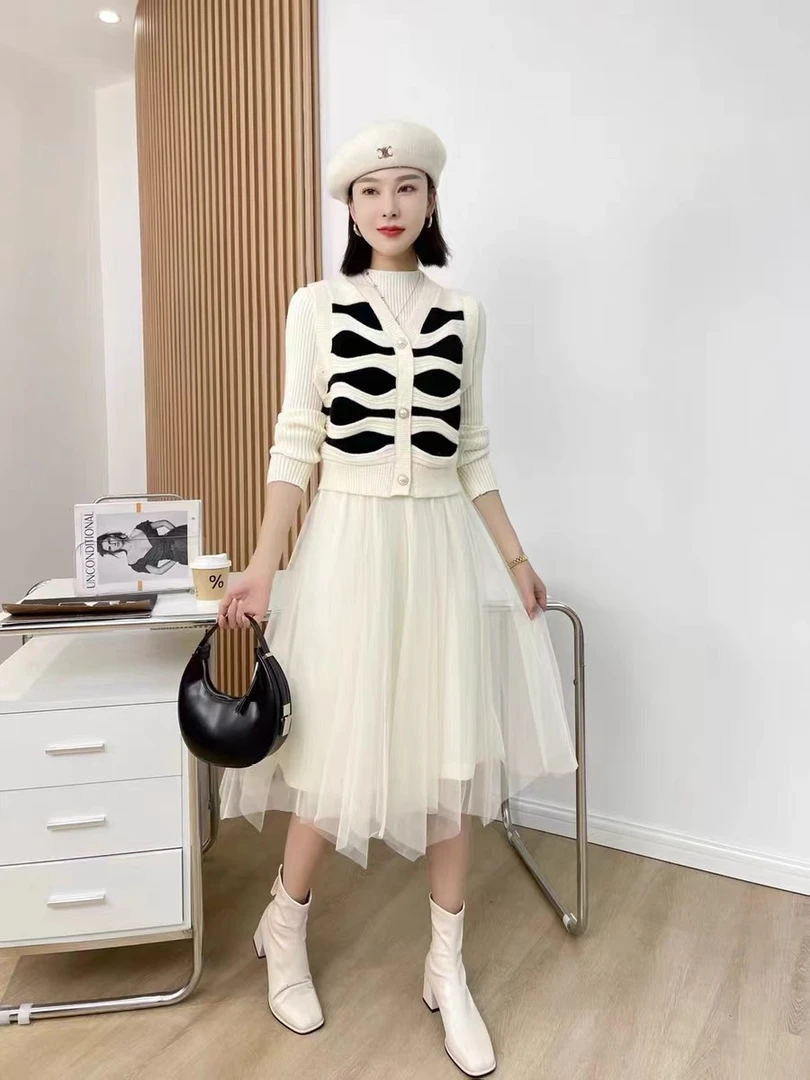 茶歇法式条纹减龄冬季两件套高级感显瘦气质名媛洋气针织女毛衣裙