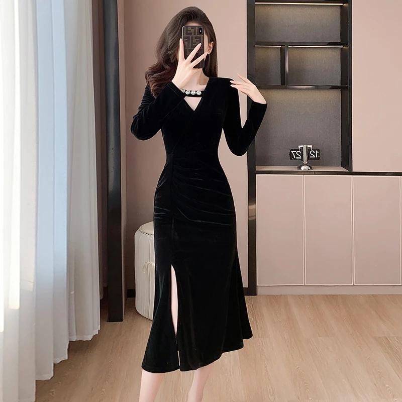 2025秋季装新款名媛时尚重工钉珠修身开叉V领显瘦挂脖丝绒连衣裙