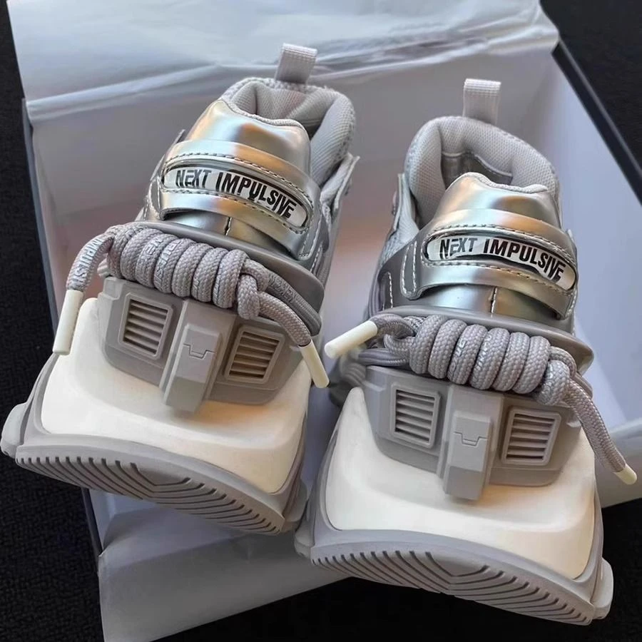 OMG!十足未来感~2025年厚底休闲运动鞋银色老爹鞋~鞋底设计独特