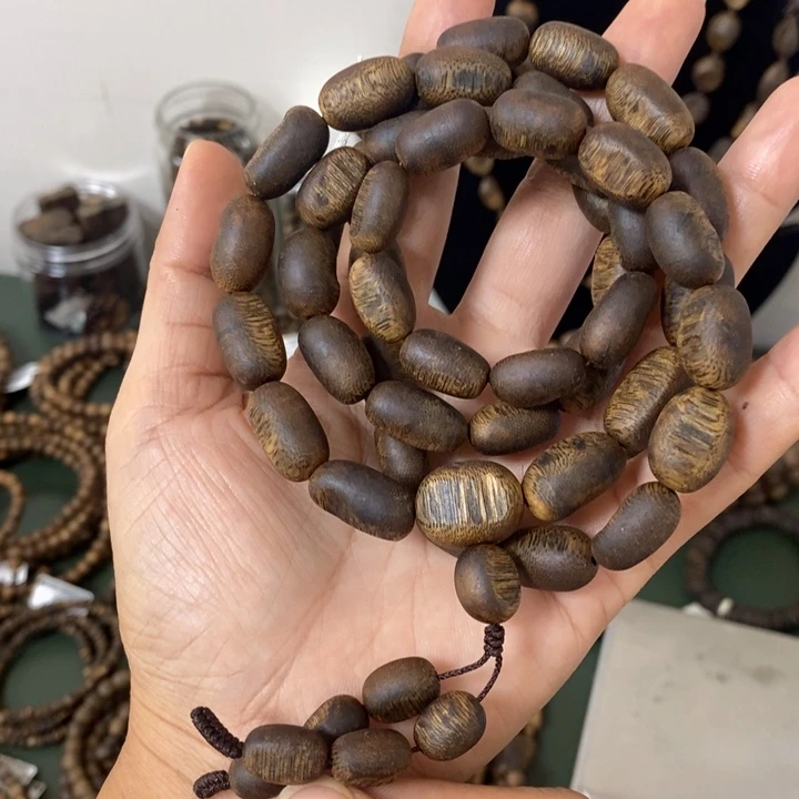 沉香手串莺歌绿多样性发货一条卡10-34克