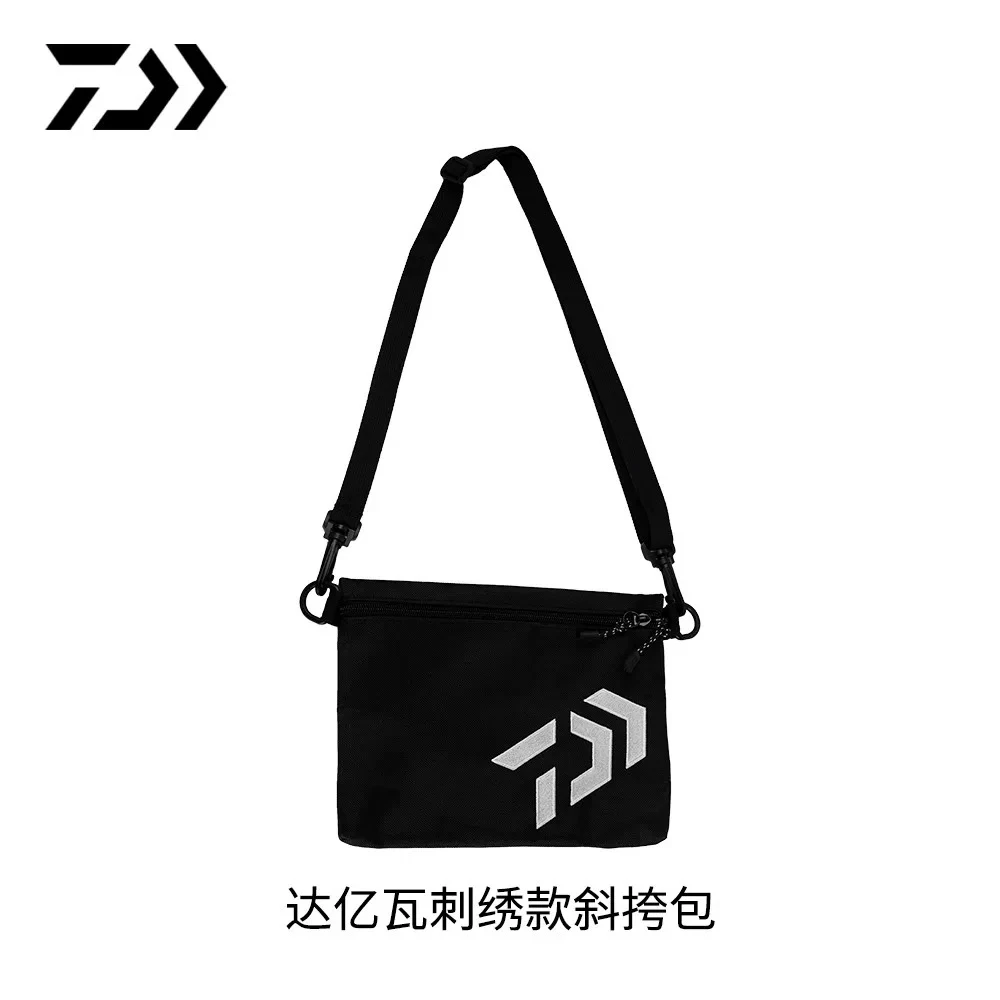 DAIWA/达亿瓦新款 多功能刺绣斜挎包拉链小物收纳包钓鱼包路亚包