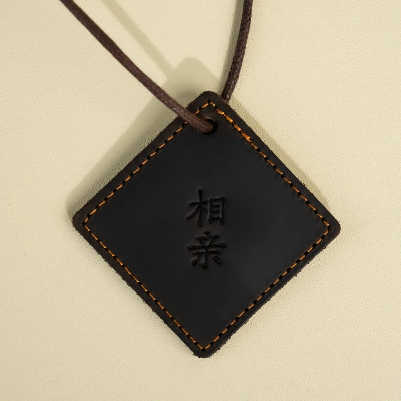 【鹿师傅】头层牛皮相亲相爱平安牌挂件GJ002-1