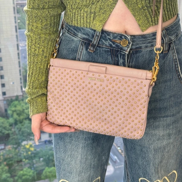 95新 MIU MIU/缪缪 miumiu铆钉信封樱花粉斜挎包