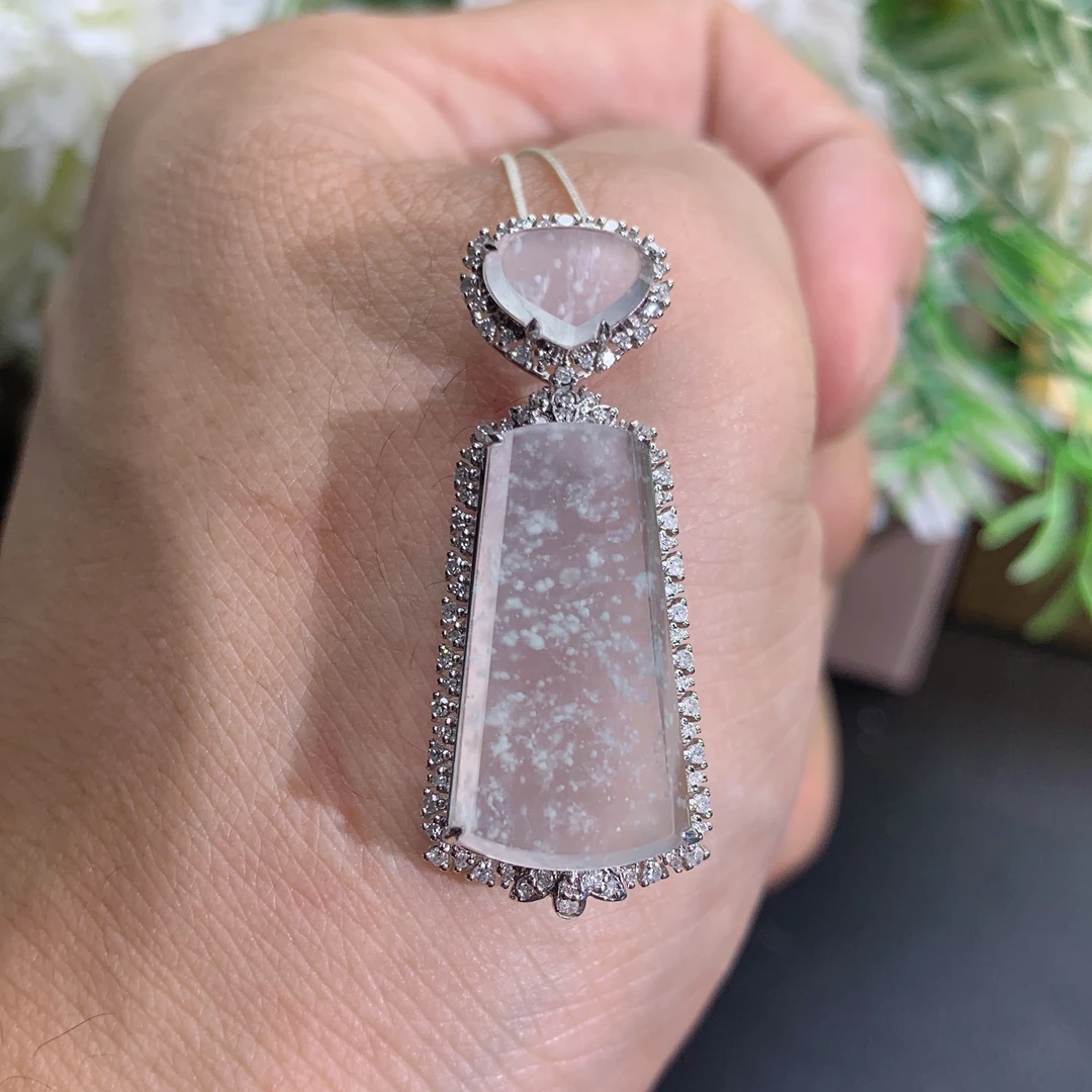 缅甸天然翡翠A货18k金高冰雪花棉无事牌吊坠，尺寸35.2×14.4×8.2