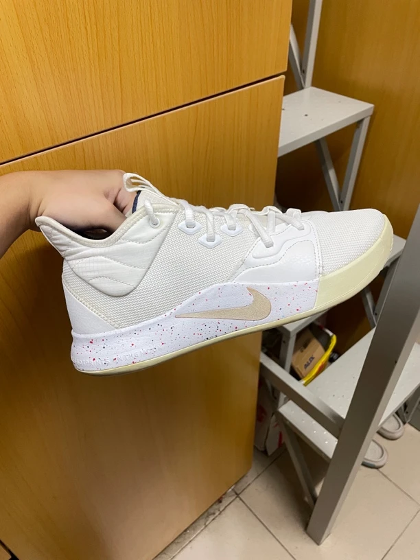 正品43码pg3带原盒，无开胶，无瑕疵仅轻微氧化而已鞋底没有磨损