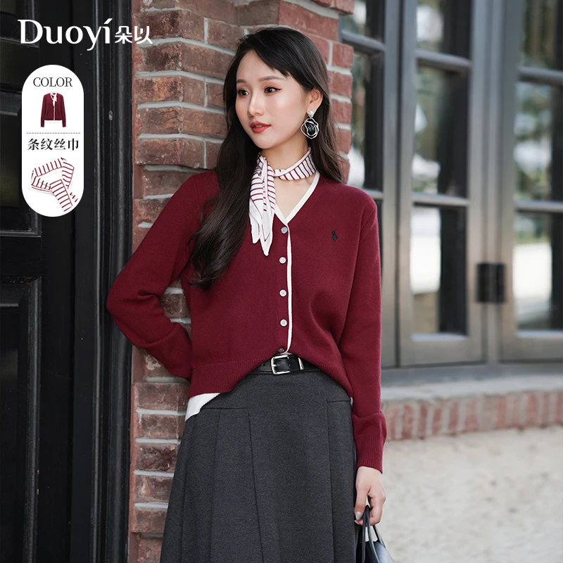朵以2024冬季新款气质条纹丝巾撞色假两件V领针织开衫39VD548092