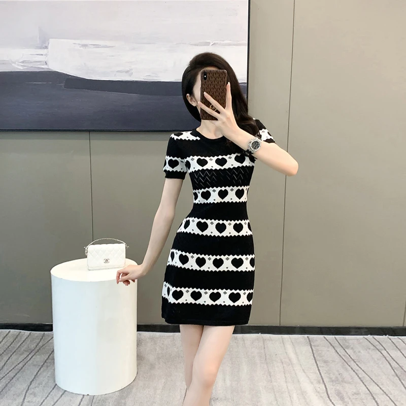 2025新款女装法式气质高级感时尚小众设计小黑裙爱心连衣裙女夏天