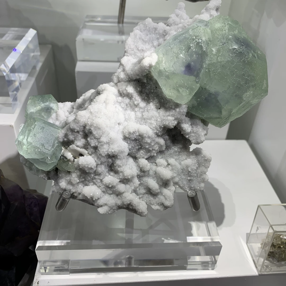 郴州蓝心绿萤石和石英共生，尺寸20×16公分左右最大晶体七公分左右