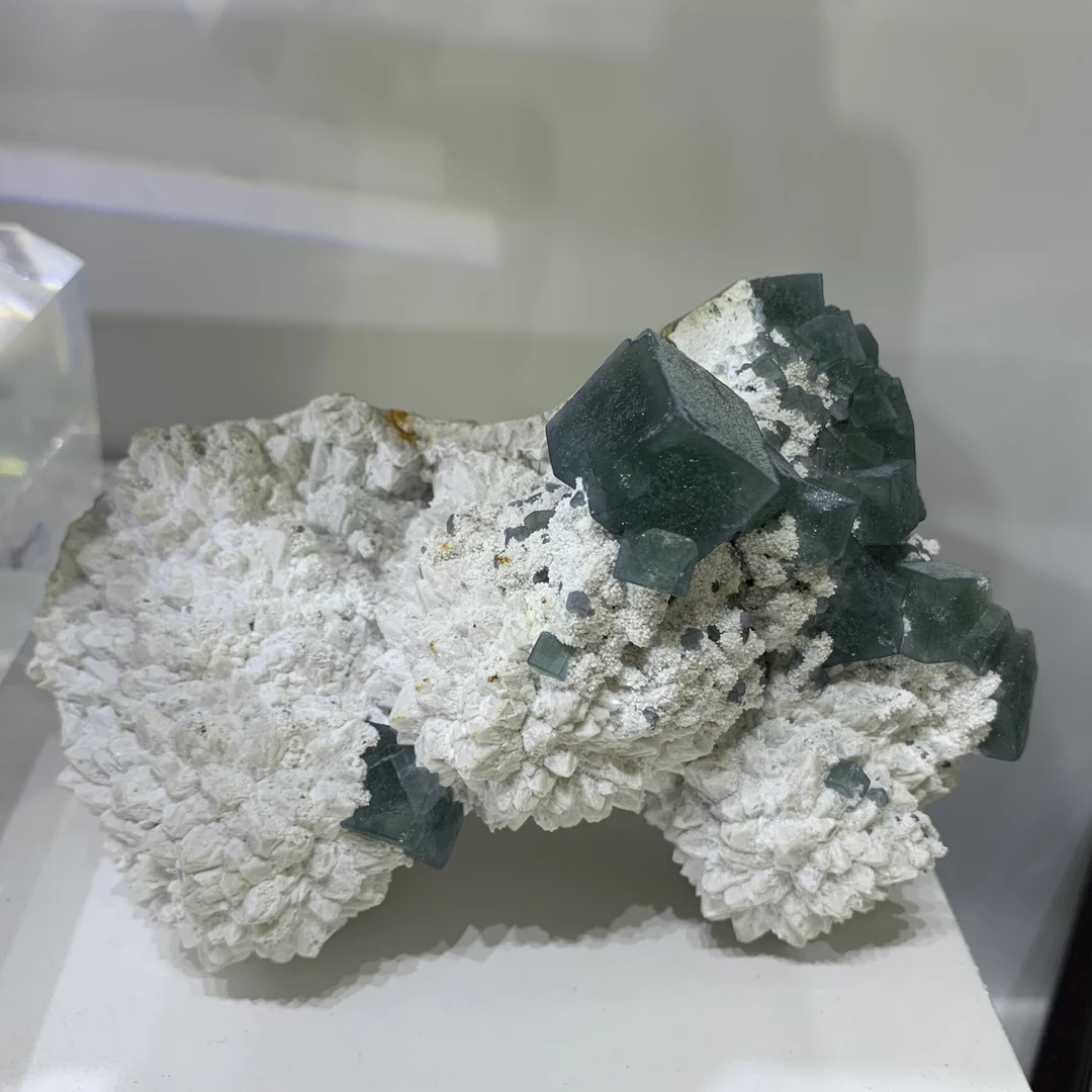 内蒙莫兰迪萤石和水晶共生,尺寸11×7公分左右
