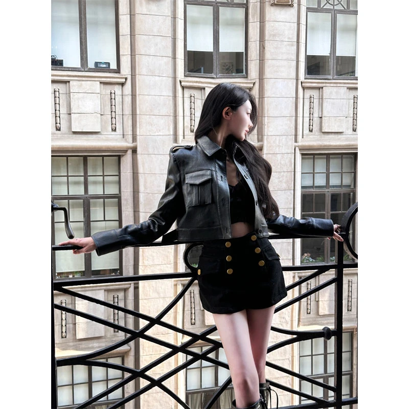 今年经典流行穿搭长袖皮衣外套氛围感内搭吊带背心百搭短裤三件套