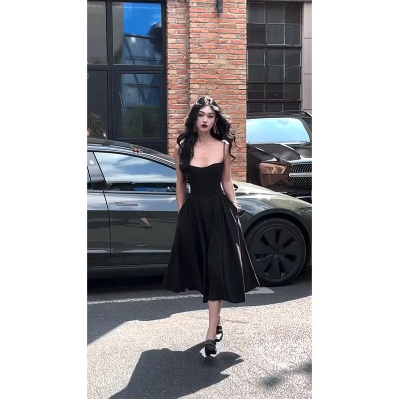 法式纯欲风赫本风茶歇黑色吊带连衣裙女秋冬季高端收腰中长款裙子