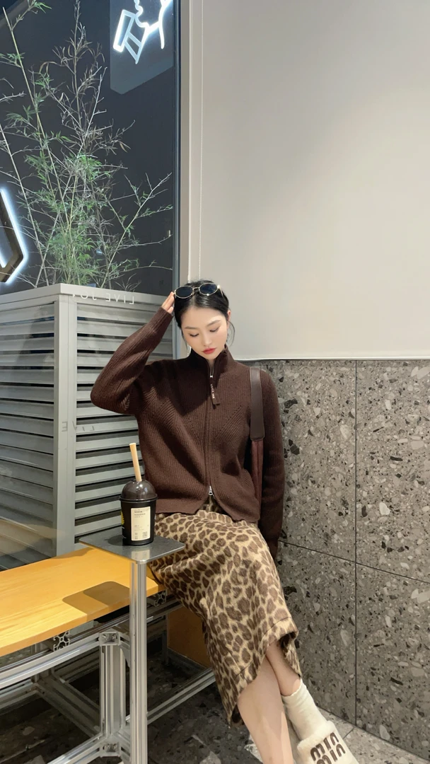 LIVELY.YAN俪妍时尚复古双开拉链羊毛衫