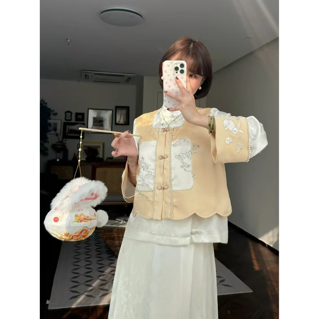 蕾英俊-素年锦时-新中式重工绣花马甲+小立领提花上衣+马面半裙