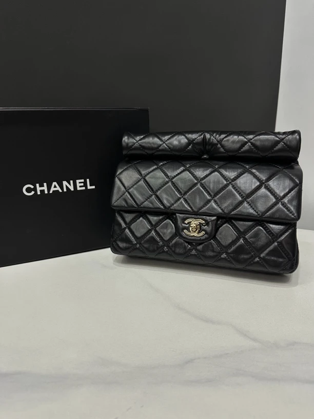 95新 Chanel/香奈儿 黑金手卷手拿包芯片25cm/0484082104