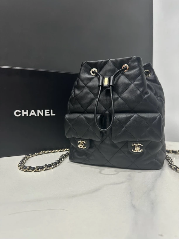 99新 Chanel/香奈儿 23B黑金双肩包芯片22cm/JJ4041201