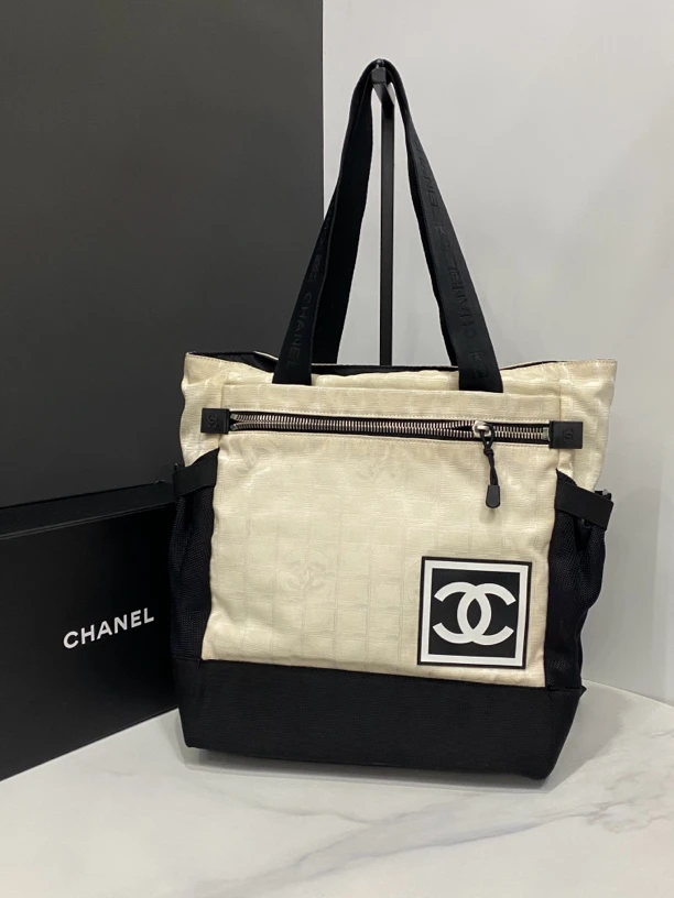 95新 Chanel/香奈儿 黑白拼色运动方标双肩包8开32Cm/0014080503
