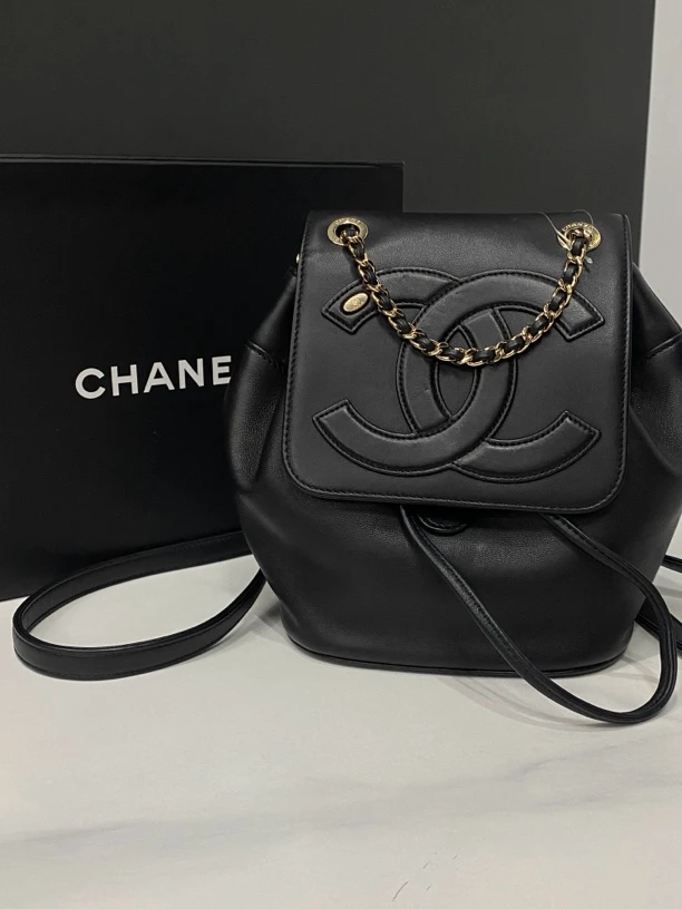 95新 Chanel/香奈儿 黑金复古浮雕Logo双肩包27开16Cm/28239151