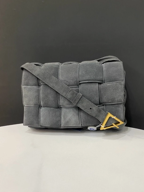 99新 BOTTEGA VENETA/葆蝶家 灰色麂皮编织枕头包26cm/JJ4111203