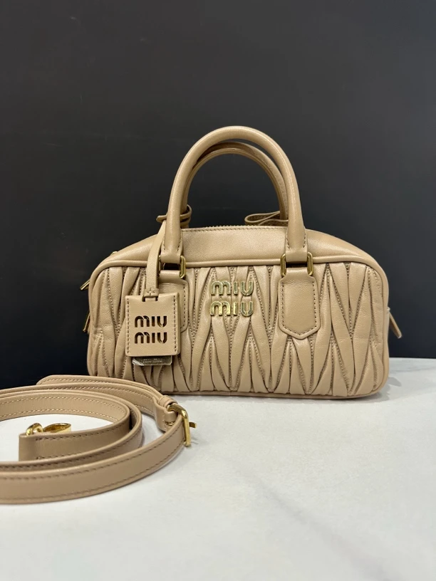 95新 MIU MIU/缪缪 褶皱保龄球包23cm/71105109
