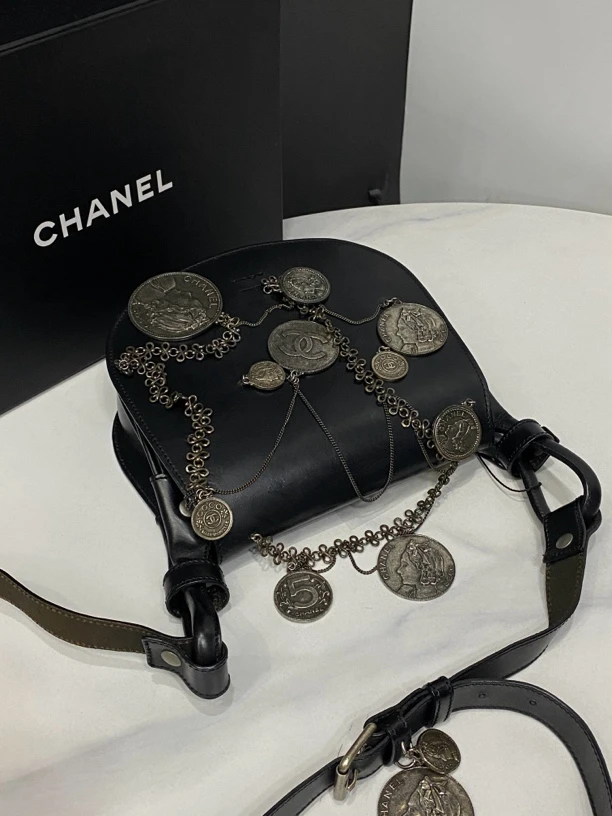 95新 Chanel/香奈儿 徽章马鞍包/8开17cm/0124092104