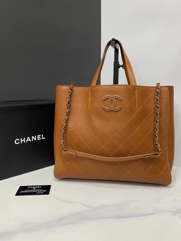 95新 Chanel/香奈儿 焦糖色外缝大扣托特包18开卡32cm/JJ04092124