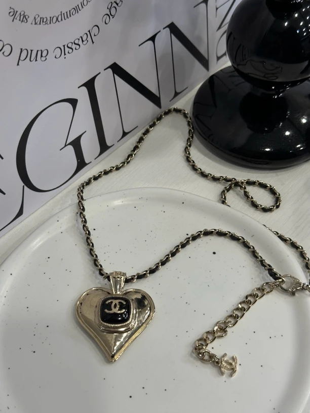 99新  街角/香奈儿21B爱心皮穿项链/JJ3103021