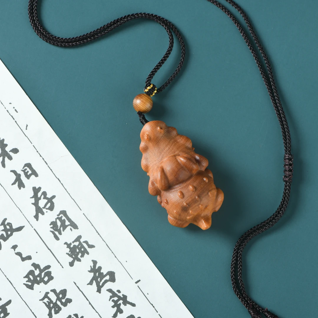 崖柏陈化料精雕鳄鱼挂件脖挂