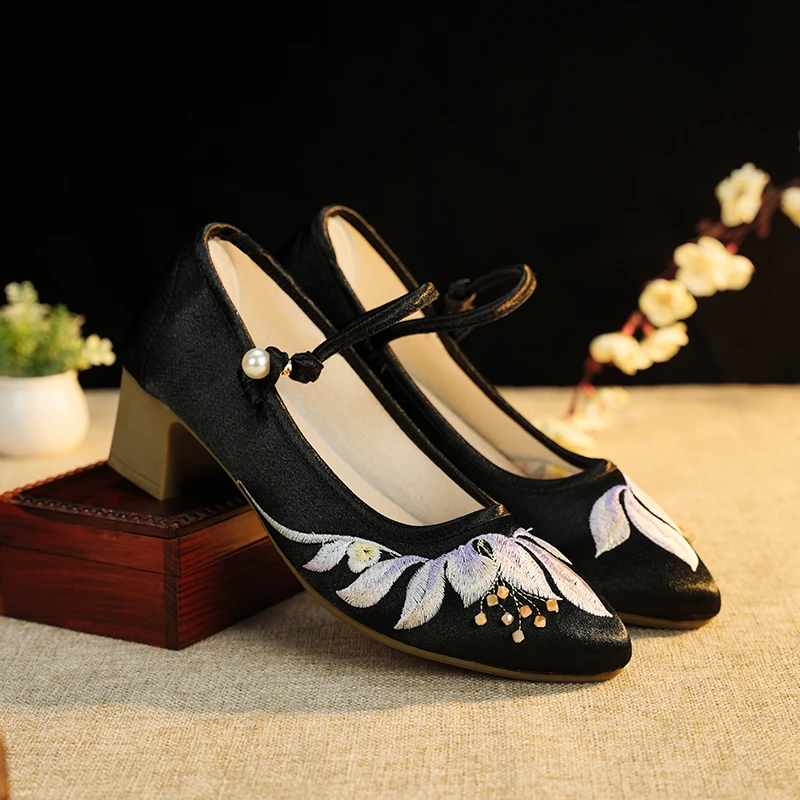 《罗兰》原创新款尖头鞋民族风旗袍鞋新中式刺绣单鞋绑带鞋7527-1