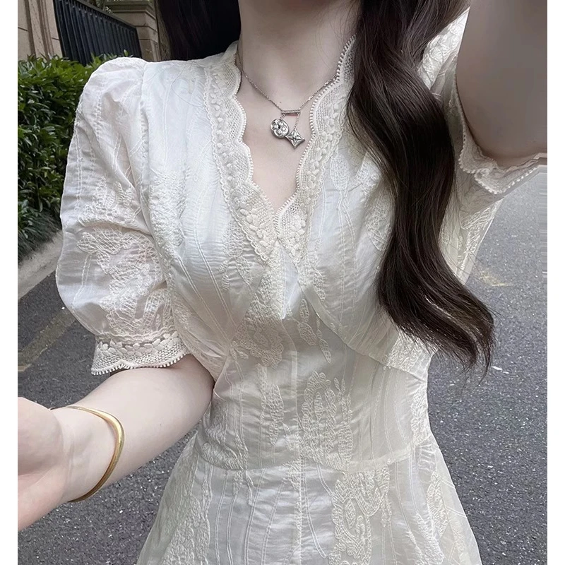 2025新款夏季高级感气质收腰蕾丝长裙白色泡泡袖刺绣V领连衣裙女