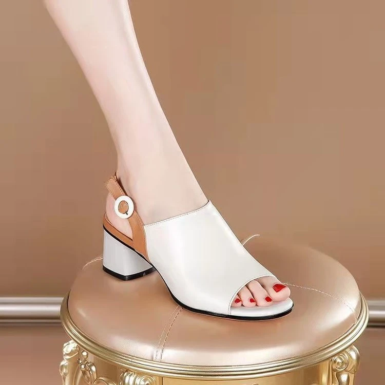 时尚鱼嘴凉鞋2023新款夏季百搭一字扣女鞋软皮粗跟后空妈妈鞋软底