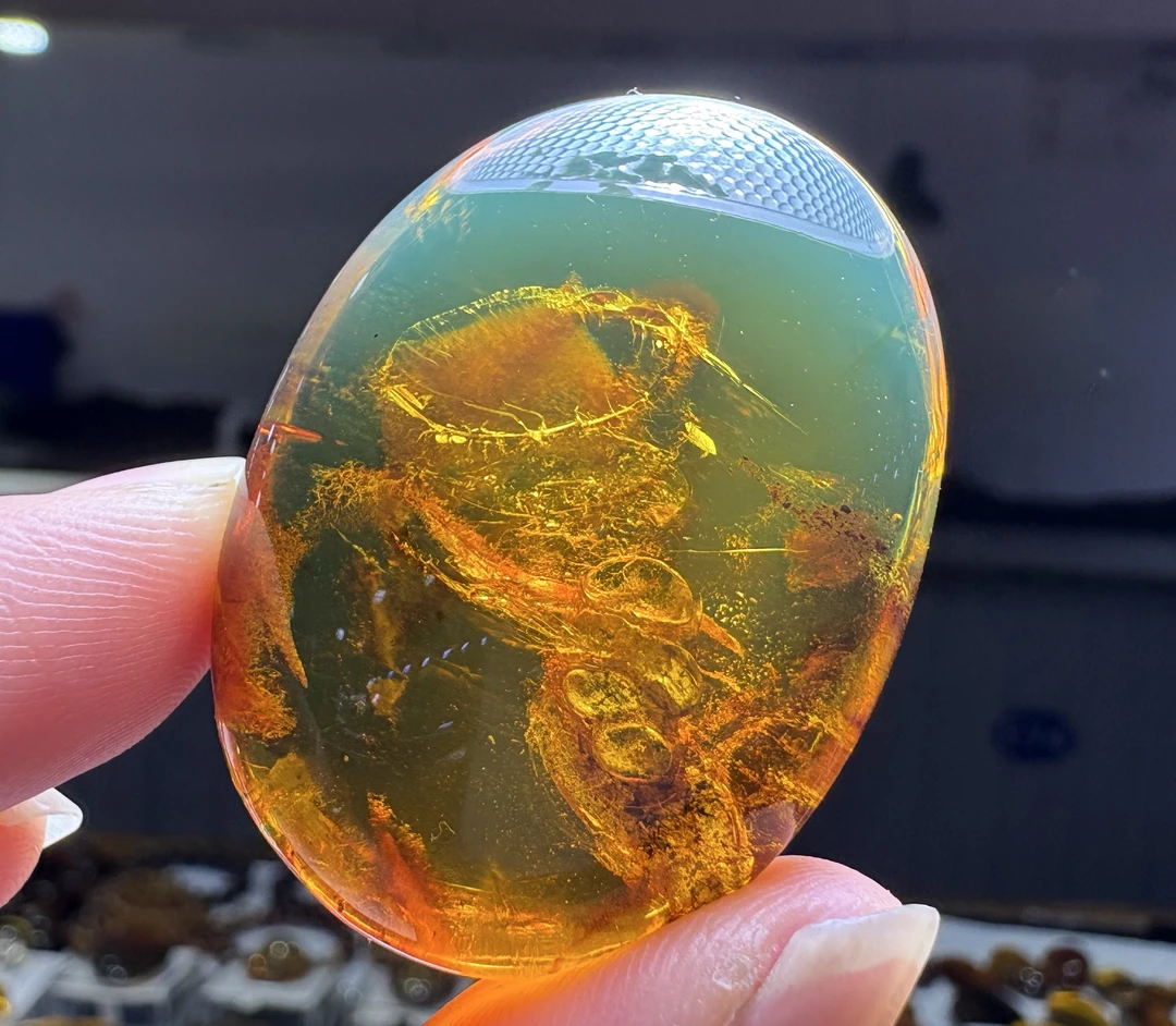 缅甸琥珀：横看成岭侧看峰，远看高低各不同40.5×29×15mm 重：10.5克