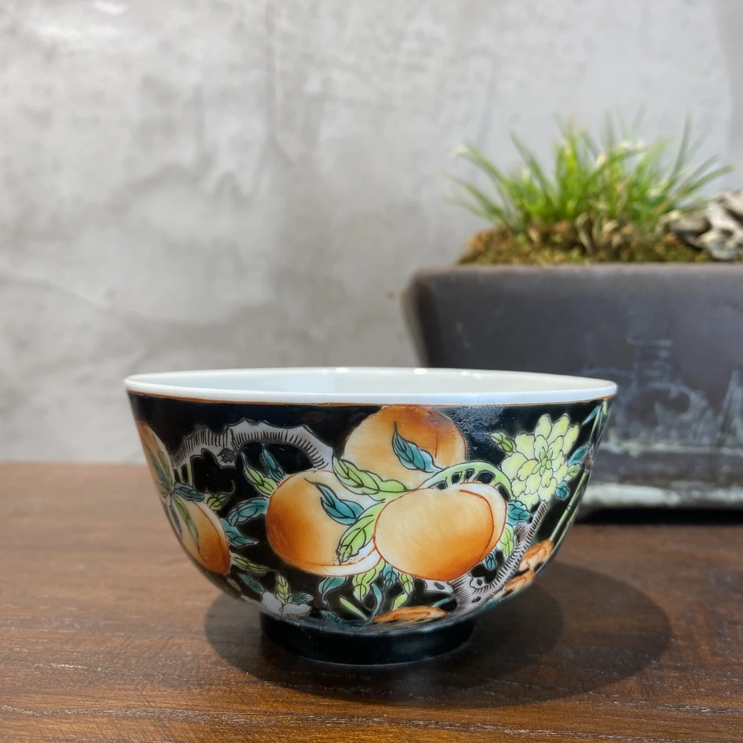 黑底粉彩寿桃纹碗