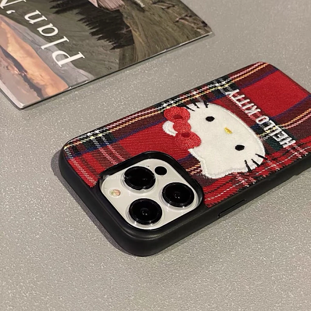 刺绣红色格子KT猫适用iPhone14promax苹果13手机壳15亚克力11防摔
