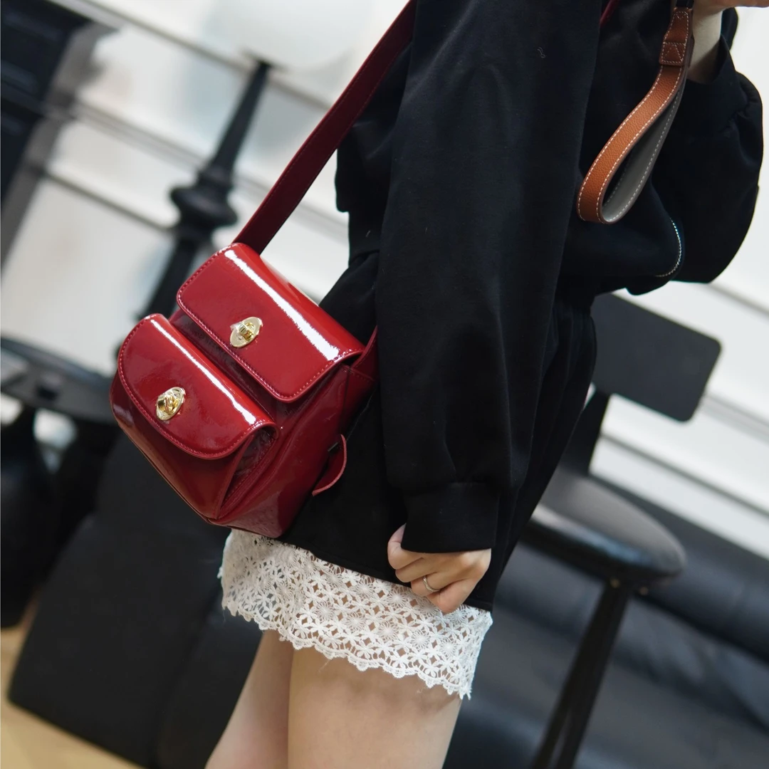 【清仓不退换】小众韩版复古双口袋包亮面通勤包百搭单肩斜挎邮差包