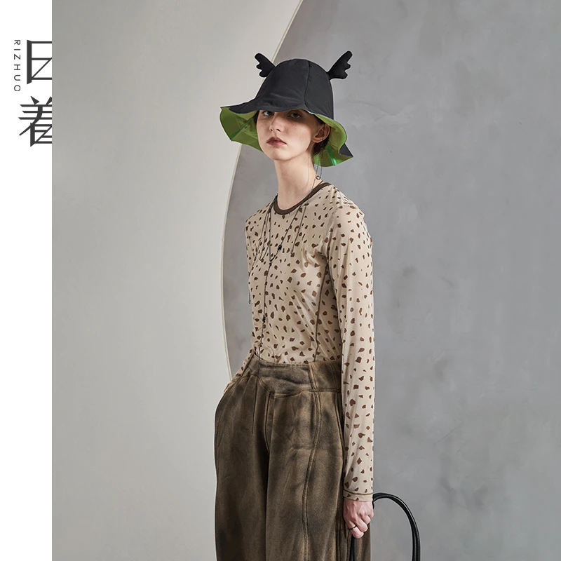 日着原创女装2025早春新款时尚植绒印花修身打底长袖T恤 RC8518S0