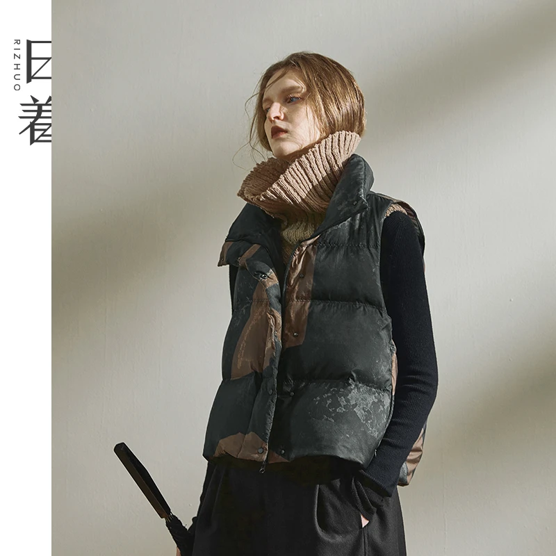 日着原创女装2025冬季新款树叶印花时尚百搭羽绒马甲背心RB8120J1