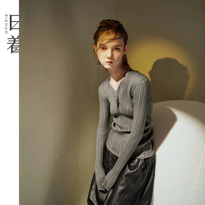 日着原创女装2025秋季新款移针花型V领纹理打底针织衫RB8388M0