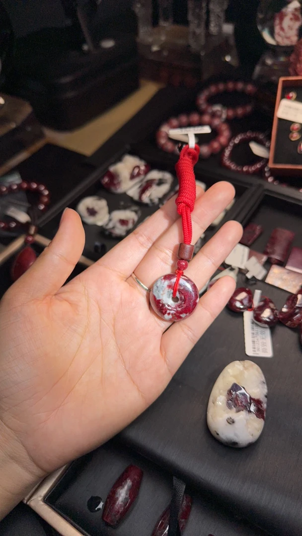天然辰砂天然原矿朱砂吊坠