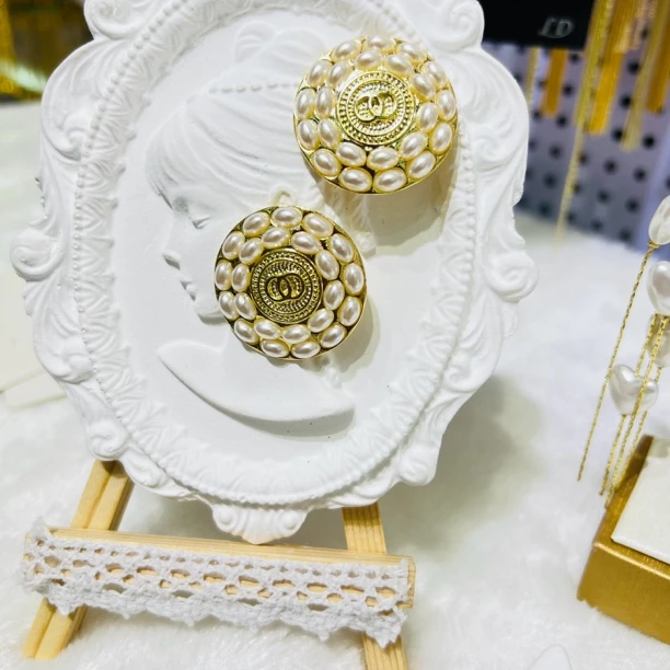 铜合金耳饰 珍珠白色耳环搭配轻奢气质小香风