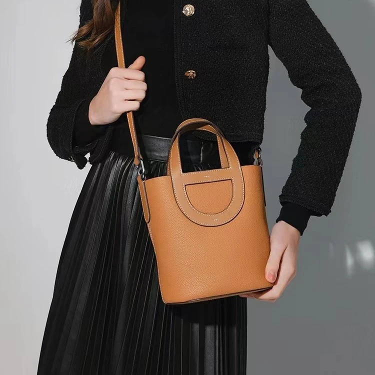 2025新款水桶包猪鼻子菜篮子手提包大容量单肩女通勤7043休闲百搭