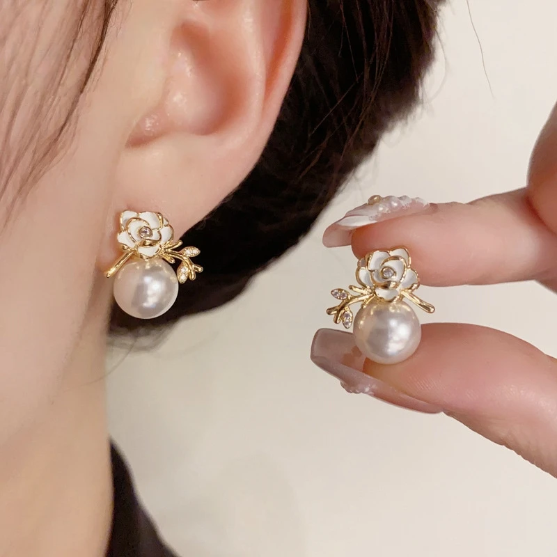 铜合金耳饰 小巧白色玫瑰耳钉气质复古时尚百搭小众花卉耳饰E443