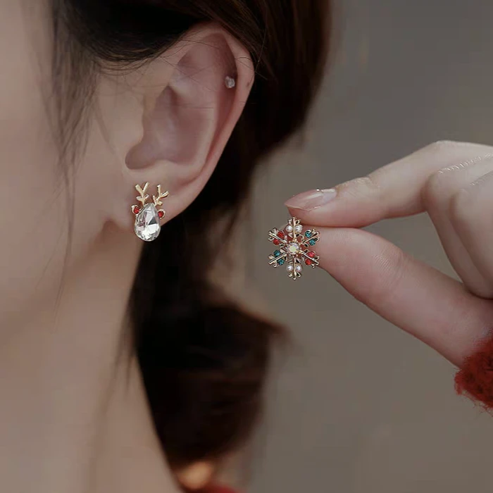 铜合金耳饰 不对称雪花麋鹿耳钉圣诞设计感彩色简约百搭耳饰E1889