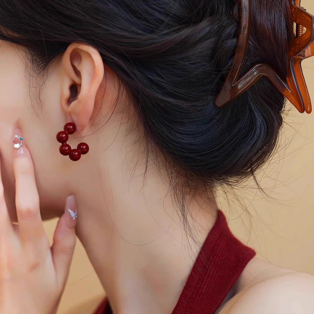 铜合金耳饰 简约酒红珠珠耳圈小巧百搭时尚通勤气质个性耳饰E2453