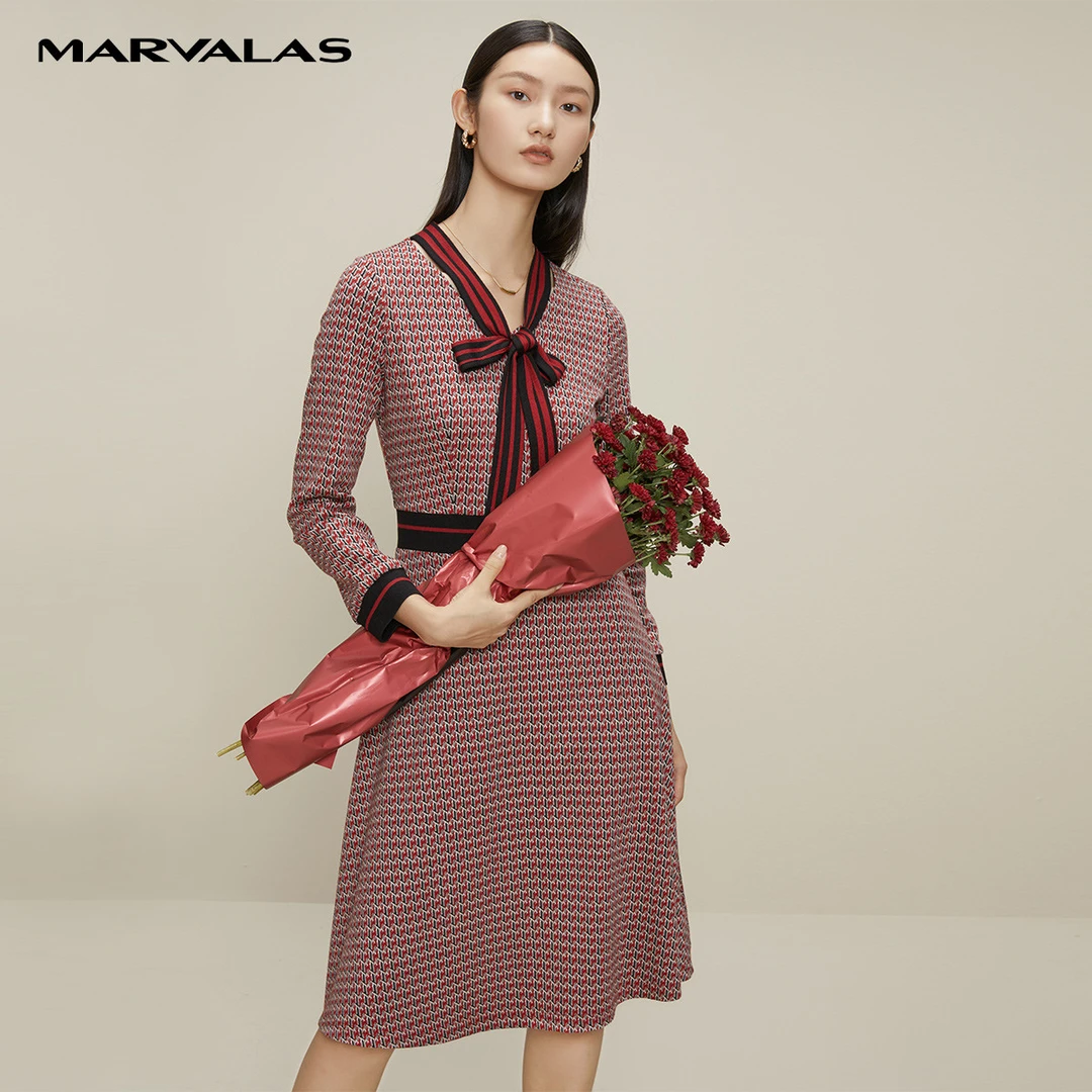 【诗语专属】系带领小香风针织连衣裙柔肤感收腰中长裙特卖M530209